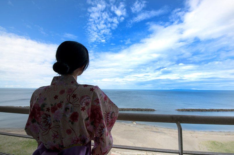 おおらかな海が微笑んで照らす。