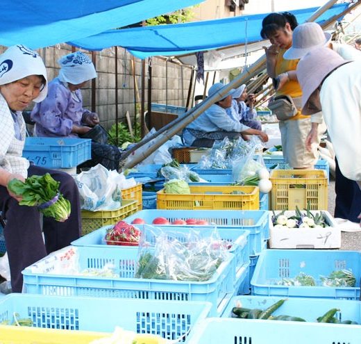 季節を味わう朝歩き。2と7の付く日は村上の台所「六斎市」へ